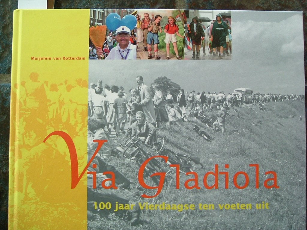 Jubileumboek Nijmeegse Vierdaagse., Boeken, Gelezen, Lopen en Fietsen, Ophalen of Verzenden, M. van Rotterdam
