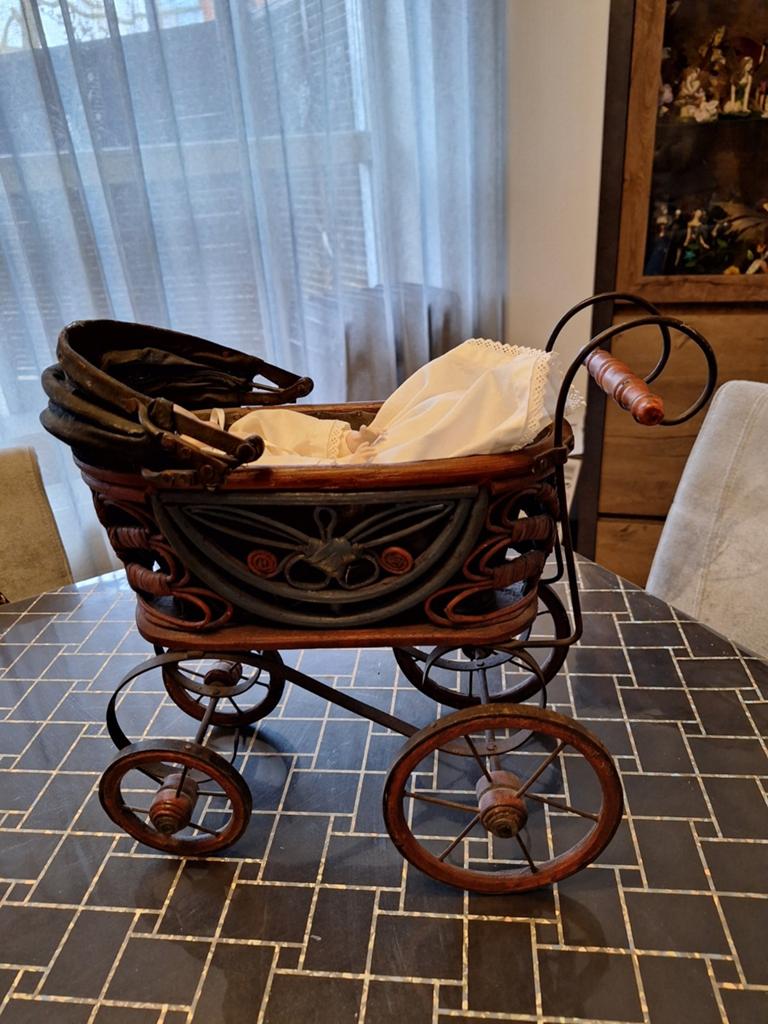 Antieke poppenwagen met porseleinen pop, Antiek en Kunst, Antiek | Speelgoed, Ophalen of Verzenden