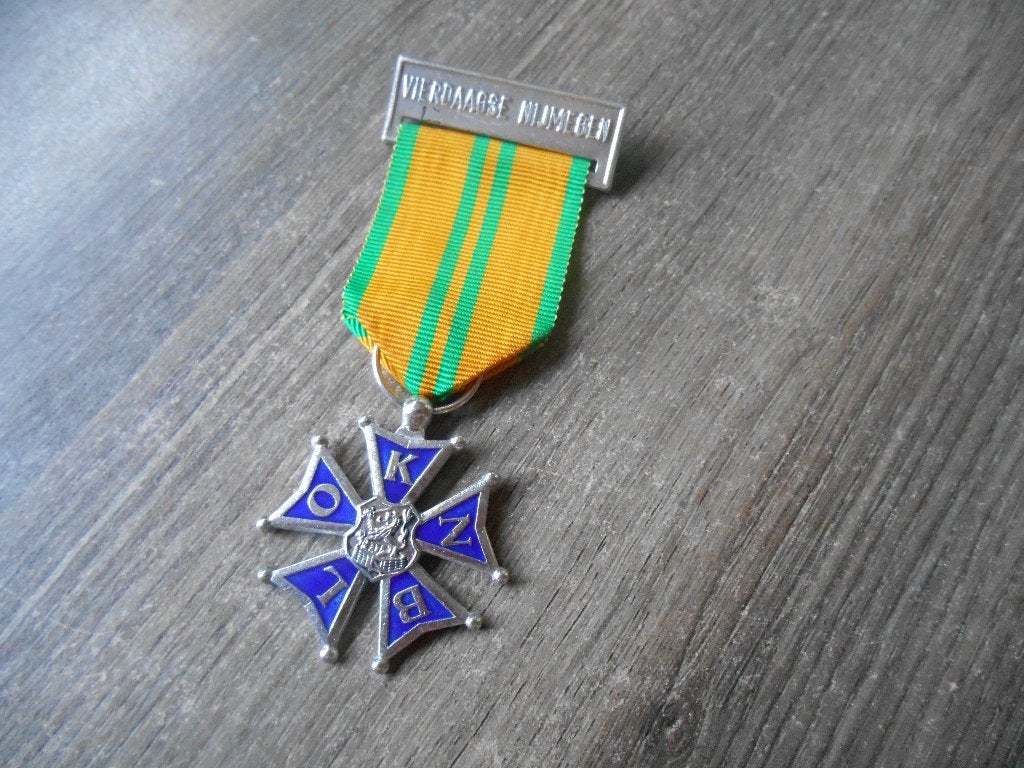 Vierdaagse medaille 5de keer, Ophalen of Verzenden, Landmacht, Nederland, Lintje, Medaille of Wings