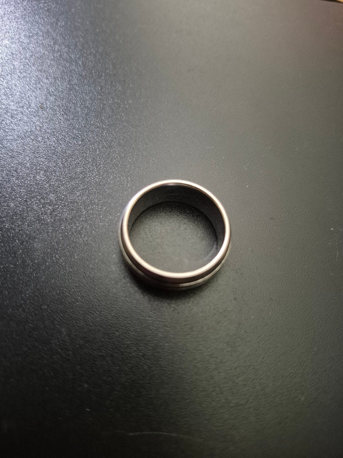 Stijlvolle Zilverkleurige Ring met donkere ronde groeven, Sieraden, Tassen en Uiterlijk, Ringen, 18 tot 19, Gebruikt, Ophalen of Verzenden