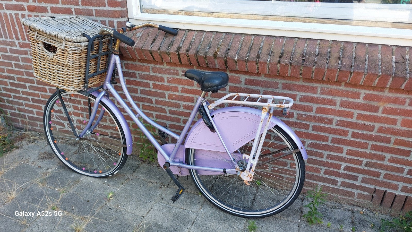 Paarse damesfiets met mand - Nieuwe voorband nodig, Fietsen en Brommers, Fietsen | Dames | Damesfietsen, Terugtraprem, Ophalen