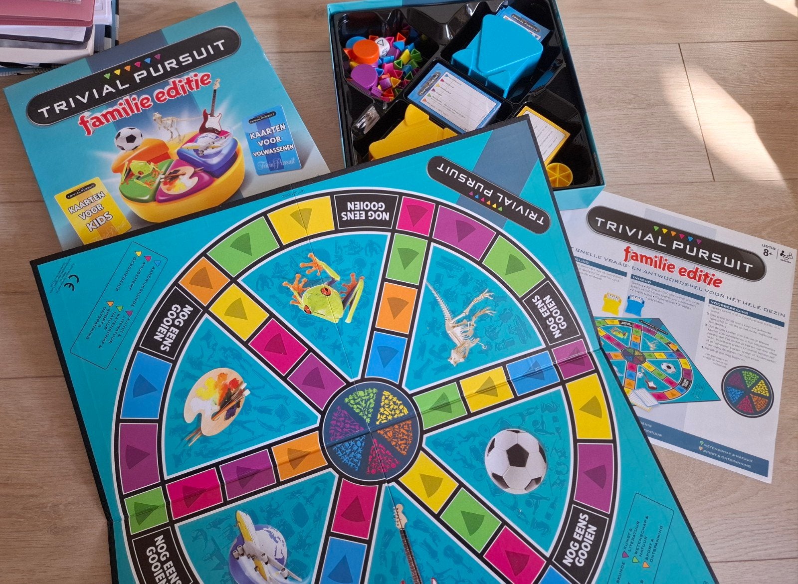 Trivial Pursuit Familie Editie - Uitstekende Staat, Hobby en Vrije tijd, Drie of vier spelers, Ophalen of Verzenden, Zo goed als nieuw