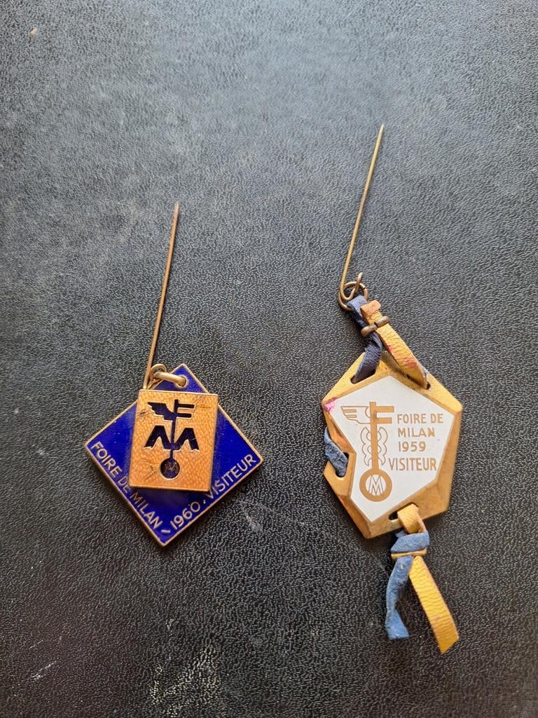 2x  italiaanse beurs voor meubels  1959 en 1960 Italie, Verzamelen, Speldjes, Pins en Buttons, Ophalen of Verzenden, Gebruikt