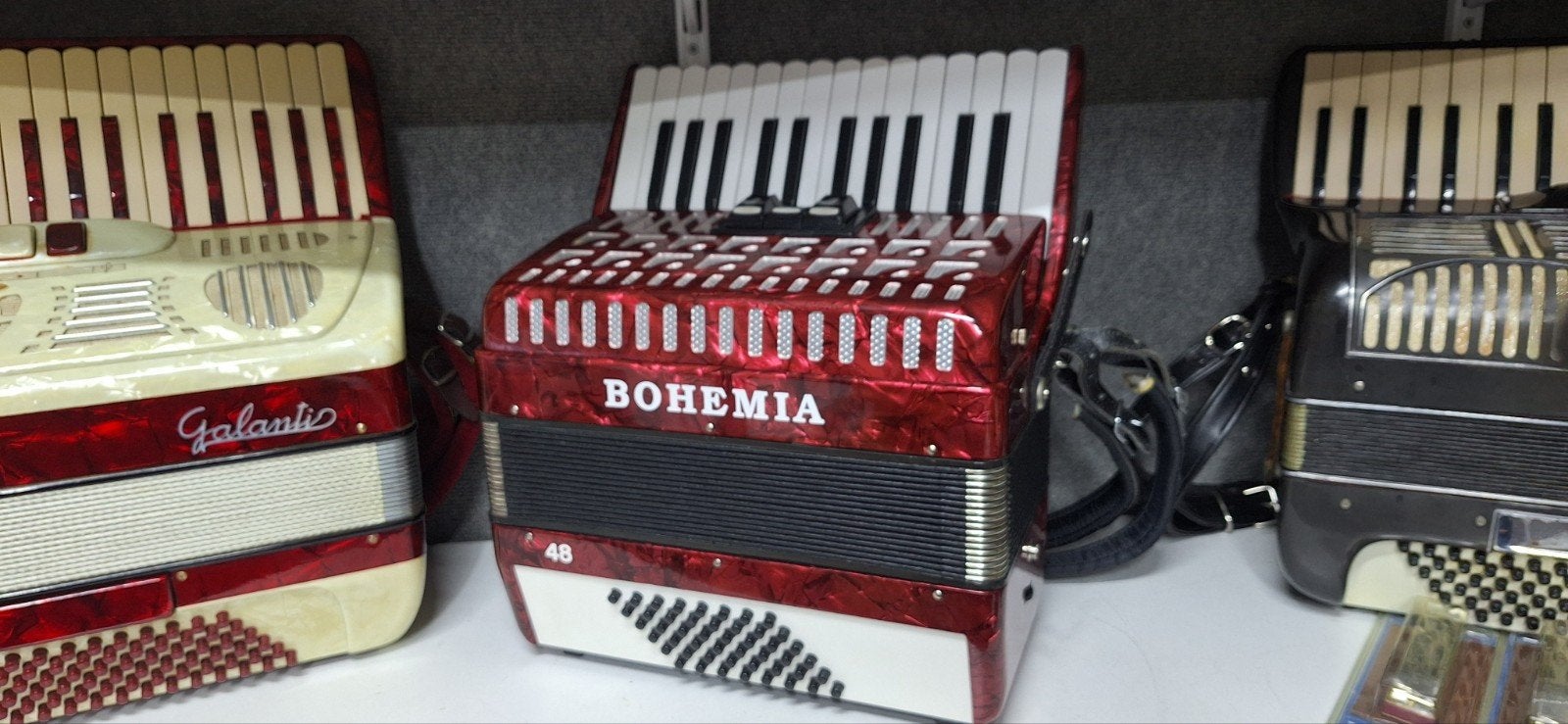 BOHEMIA 48-bas accordeon met 3 klavier registers, Muziek en Instrumenten, Overige merken, 48-bas, Met riemen, Zo goed als nieuw