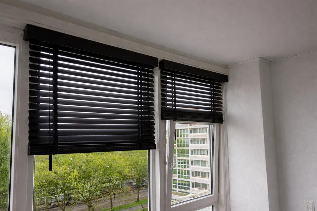 Zwart houten jaloezieën, Huis en Inrichting, Stoffering | Gordijnen en Lamellen, Ophalen, Gebruikt, 200 cm of meer, Zwart
