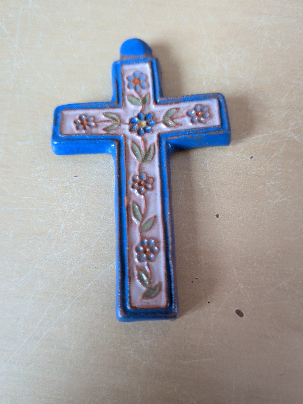 Decoratief Kruisje met Bloemenmotief - Keramiek, Antiek en Kunst, Ophalen of Verzenden