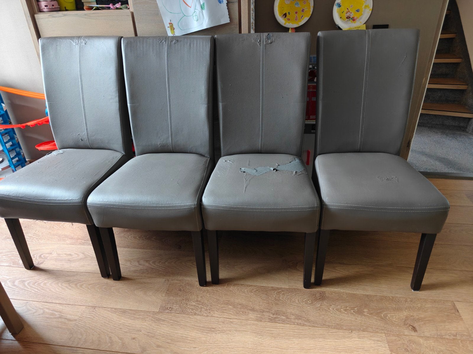 Gratis set van 4 grijze eetkamerstoelen - Gebruikt, Ophalen, Gebruikt, Leer, Vier