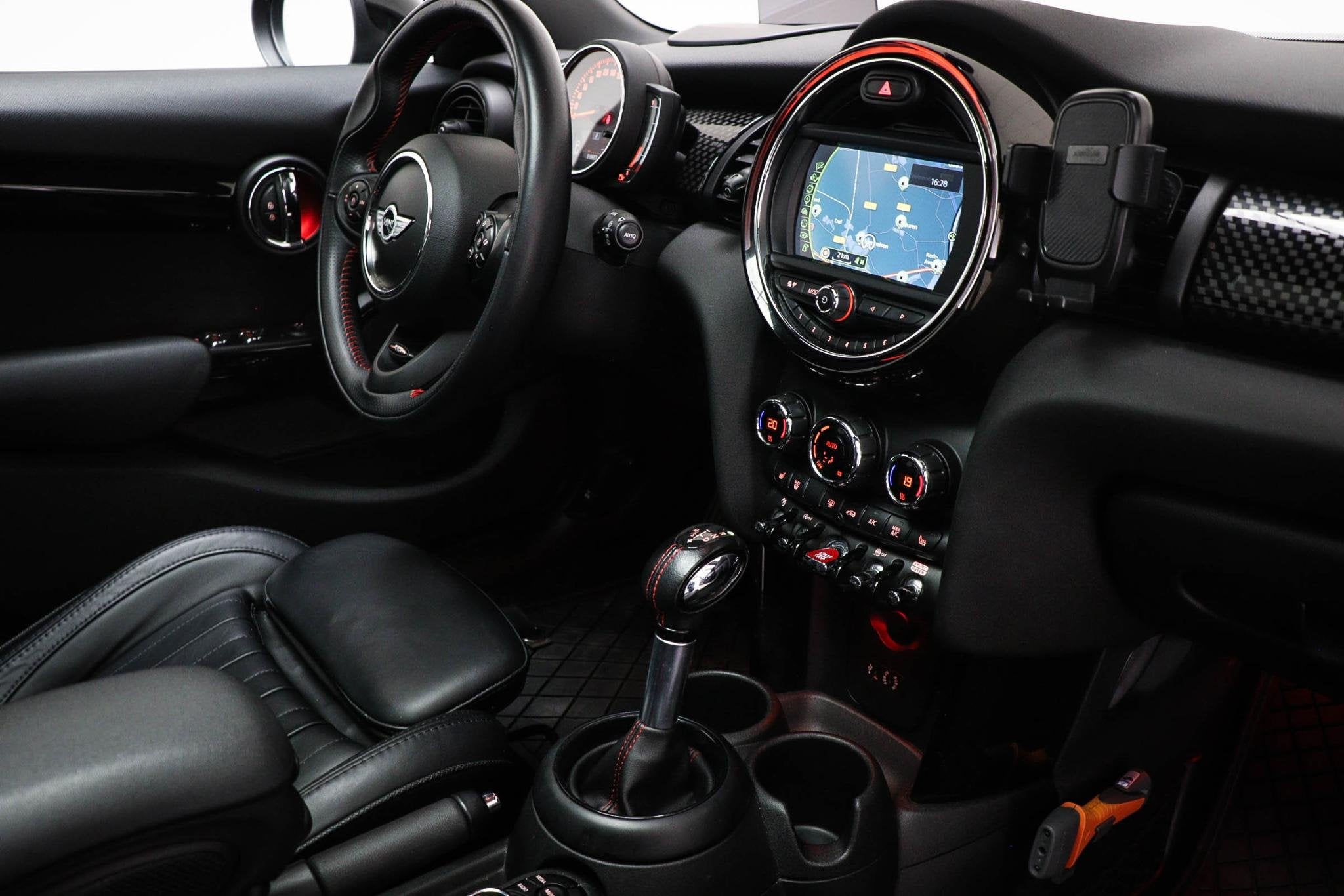 MINI 5-Deurs 2.0 Cooper S Chili Serious Business | PANORAMAD, 1998 cc, Gebruikt, Zwart, Leder