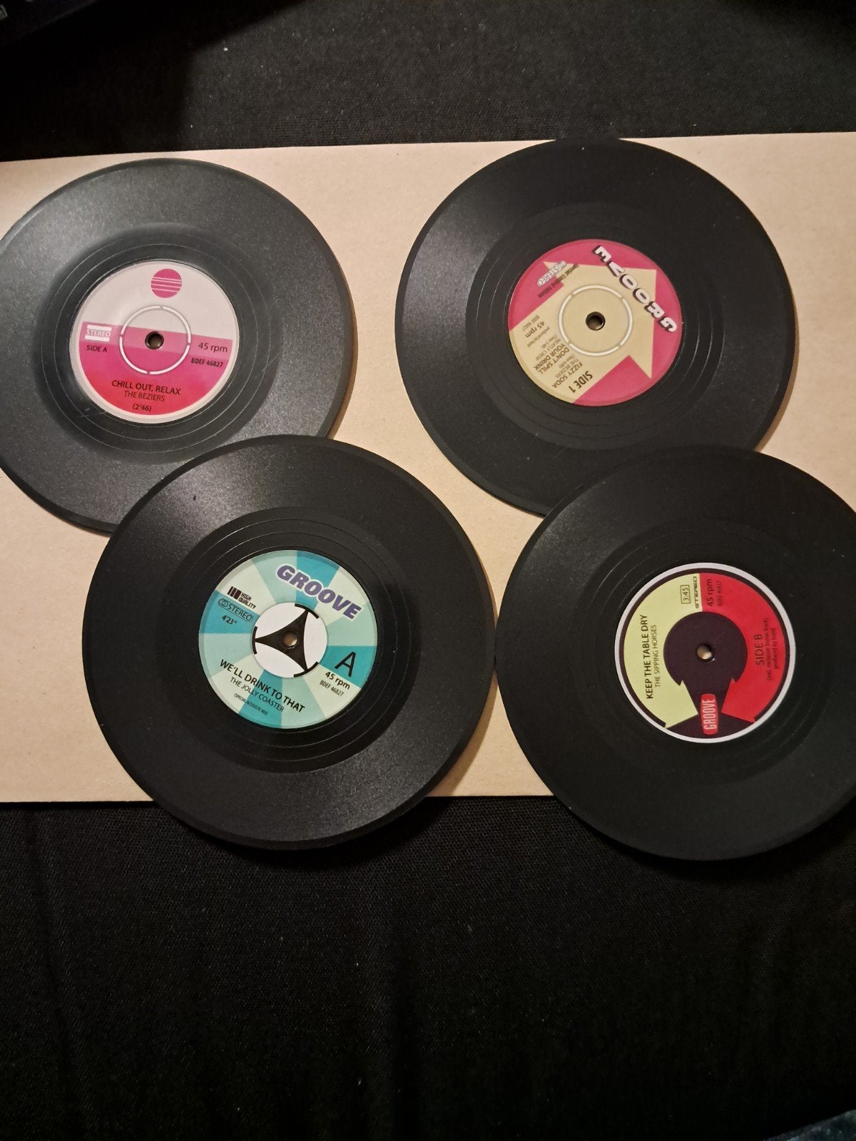 4 Vinyl Plaat Onderzetters - Retro Design, Huis en Inrichting, Glasonderzetter, Nieuw, Ophalen of Verzenden, Antislip