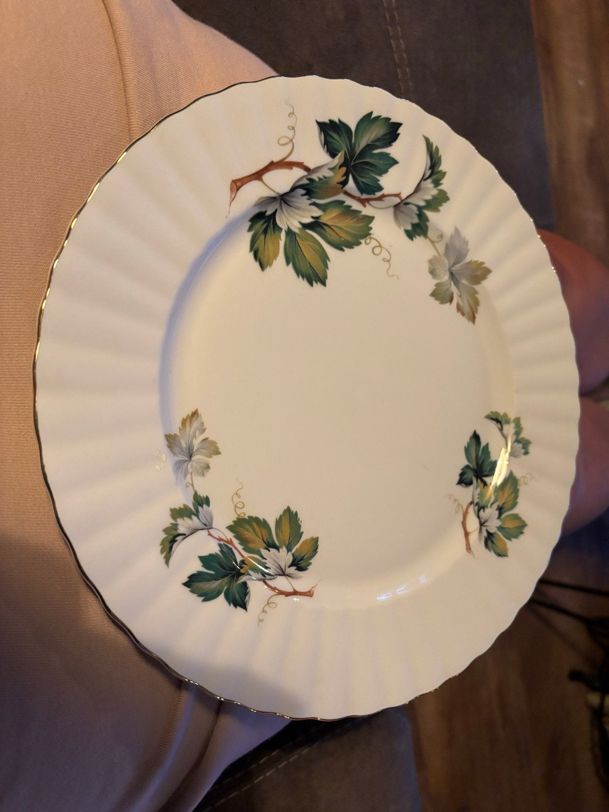Vintage porseleinen bord met bladmotief en gouden rand, Antiek en Kunst, Ophalen of Verzenden