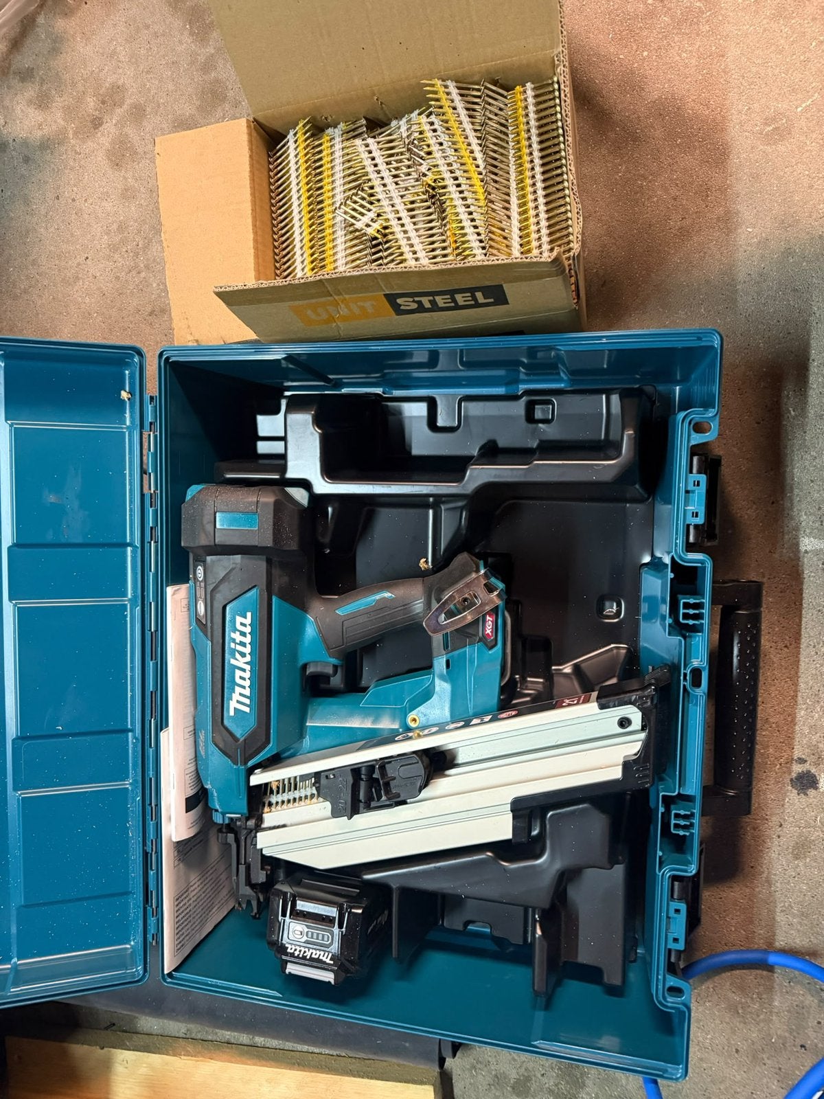 Makita tacker met nagels. +- nog 3750, Ophalen of Verzenden, Zo goed als nieuw