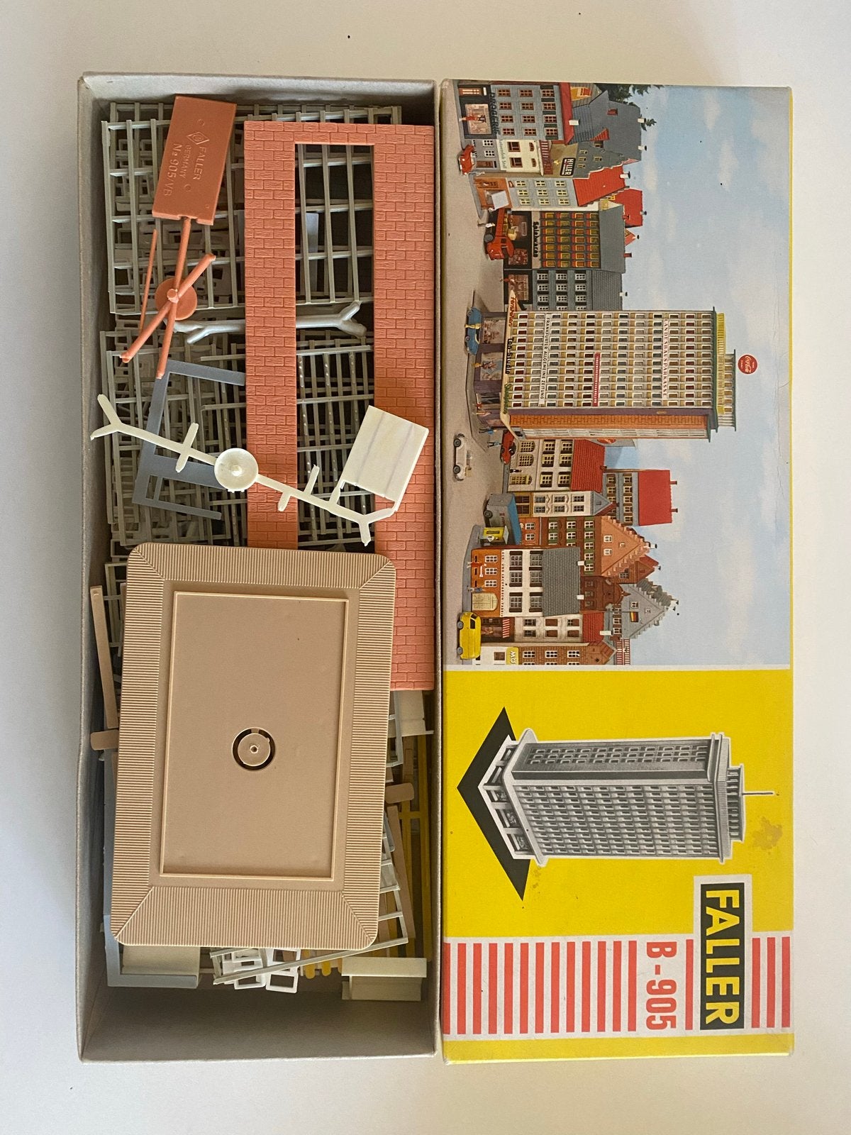 Faller B-905 Flatgebouw Modelbouwkit, Hobby en Vrije tijd, Modelbouw | Auto's en Voertuigen, Overige merken, 1:50 of kleiner, Overige typen