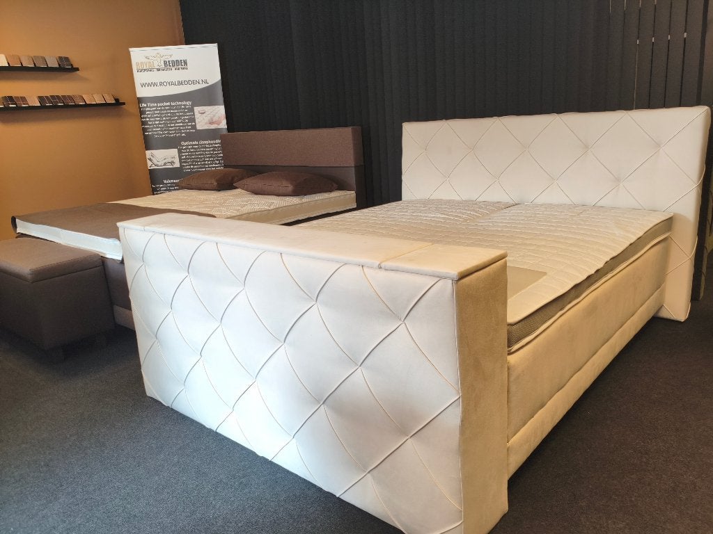 MOET WEG showroommodel boxspring met tv lift 55" €1599,-, Ophalen, 180 cm, Luxe boxspring met voetbord met tv lift geschikt tot 55 inch.