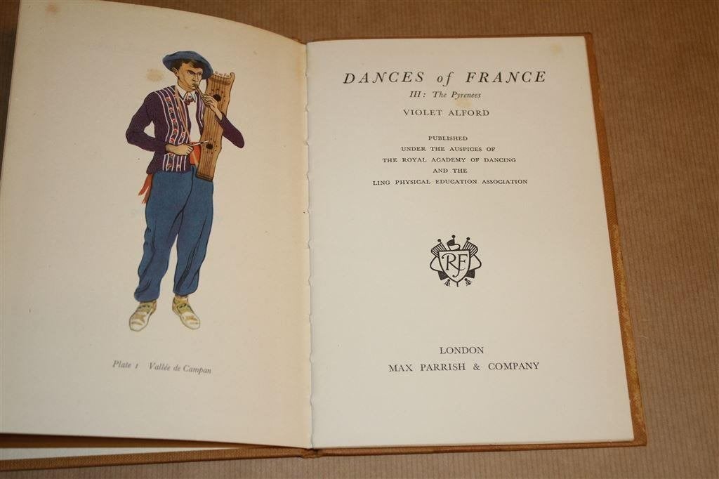 Dances of France 3 [1952]. Handboek Europese volksdansen., Boeken, Ophalen of Verzenden, Gelezen, Toneel