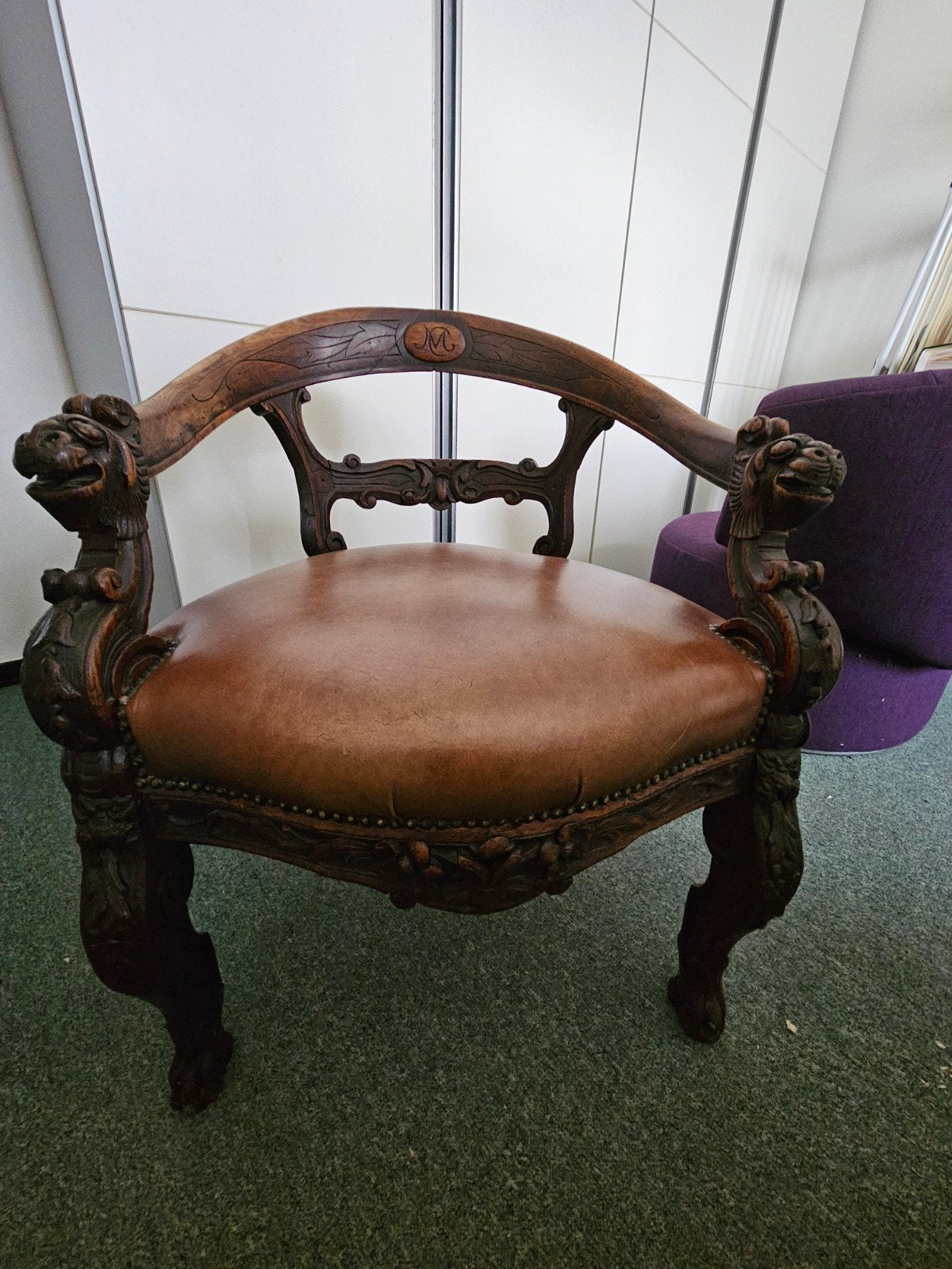 Antieke fauteuil met leer en houtsnijwerk, Ophalen