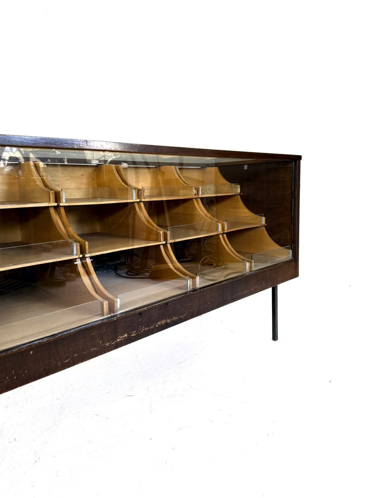 Vintage eikenhouten winkelvitrine/toonbank, Duitsland ‘50, Glas, Met deur(en), Vintage retro buisframe design rotan webbing papercord deens