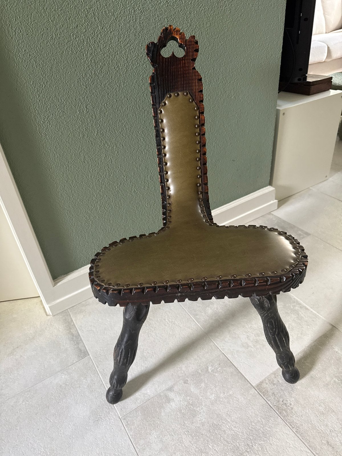 Antieke Spaanse driepoot stoel. H 74 cm en B 42 cm ., Ophalen