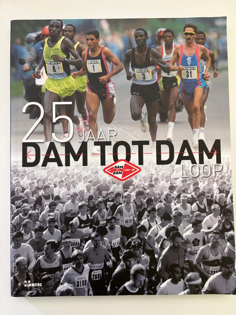 25 Jaar Dam tot Damloop - Jubileumboek, Ophalen of Verzenden, Zo goed als nieuw, Lopen en Fietsen