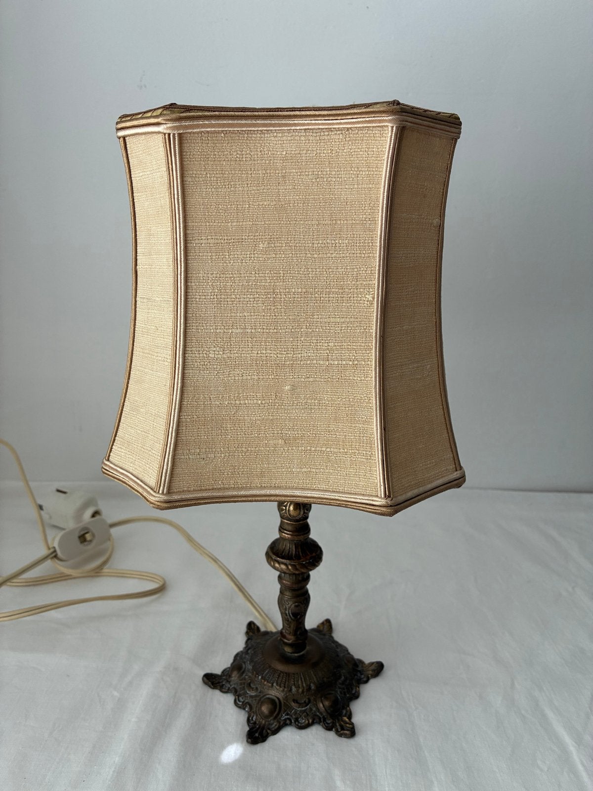 Vintage Tafellamp met Bronzen Voet en Stoffen Kap, Ophalen of Verzenden
