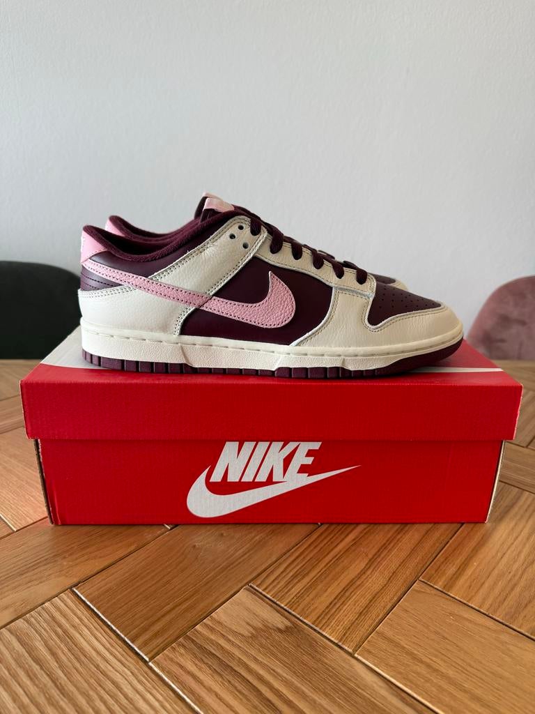 Nike Dunk Low PRM Valentine’s Day (Maat 43), Overige kleuren, Nieuw, Ophalen of Verzenden, Sneakers of Gympen