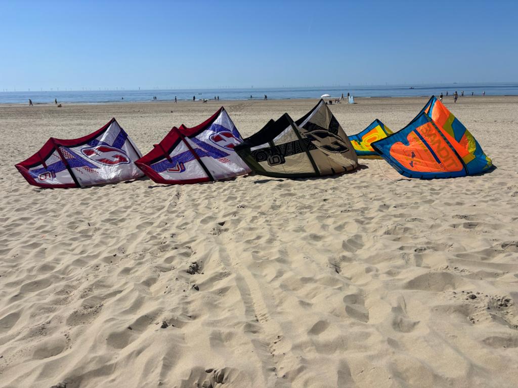 Kites: F-One Bandit kites (6, 7, 9,10m) met bar en pomp, Watersport en Boten, Kitesurfen, Gebruikt, Kitesurf-set, 10 m², Geen board