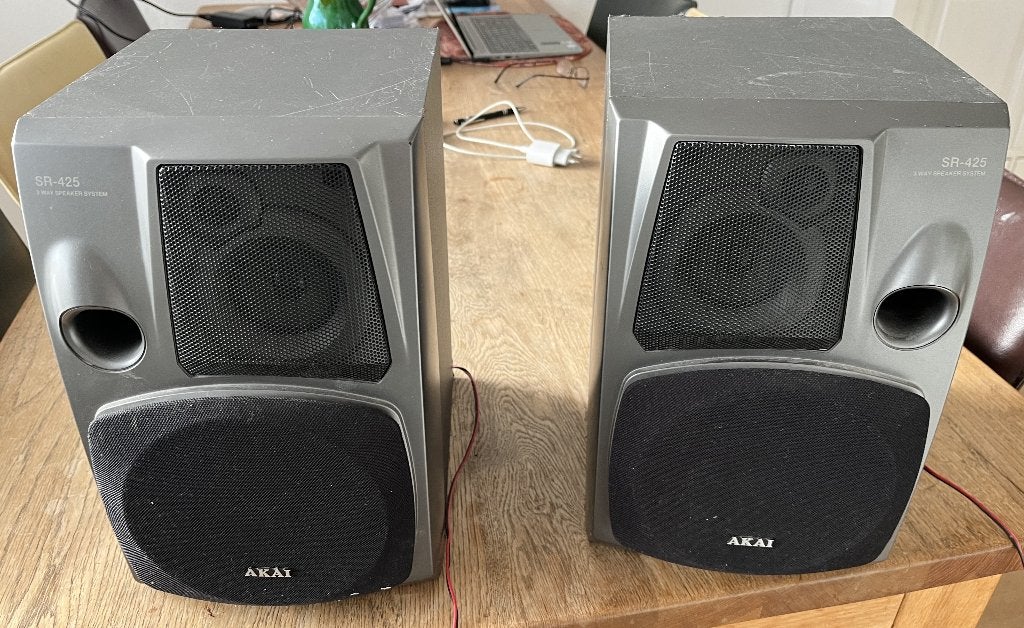 Twee geluidsboxen - Akai, Stereo speakers, Gebruikt, 60 tot 120 watt, Ophalen