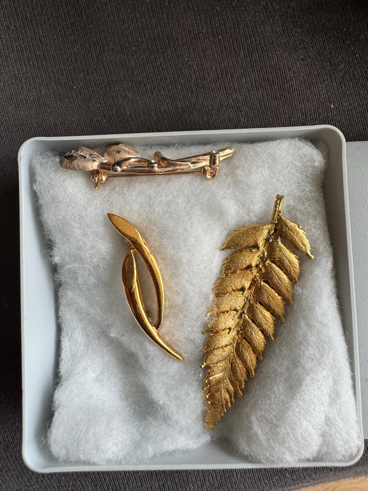 Set van 3 Vintage Gouden Broches - Blad, Abstract & Figuur, Ophalen, Overige materialen, 4 tot 7 cm, Gebruikt