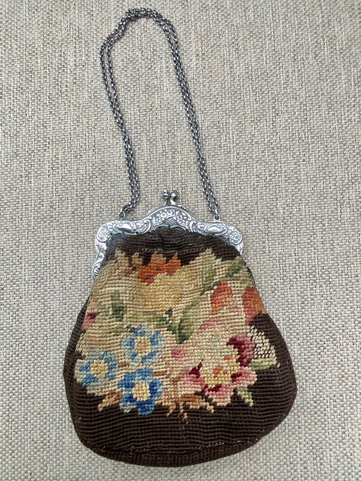 Antiek beugeltasje geborduurd zilveren deugel en ketting, Ophalen of Verzenden, Zilver