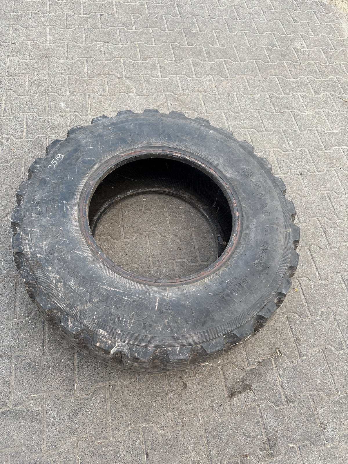 Unimog band 12.5 R 20 tubeless Continental, Auto-onderdelen, Vrachtwagen-onderdelen, Ophalen, Gebruikt
