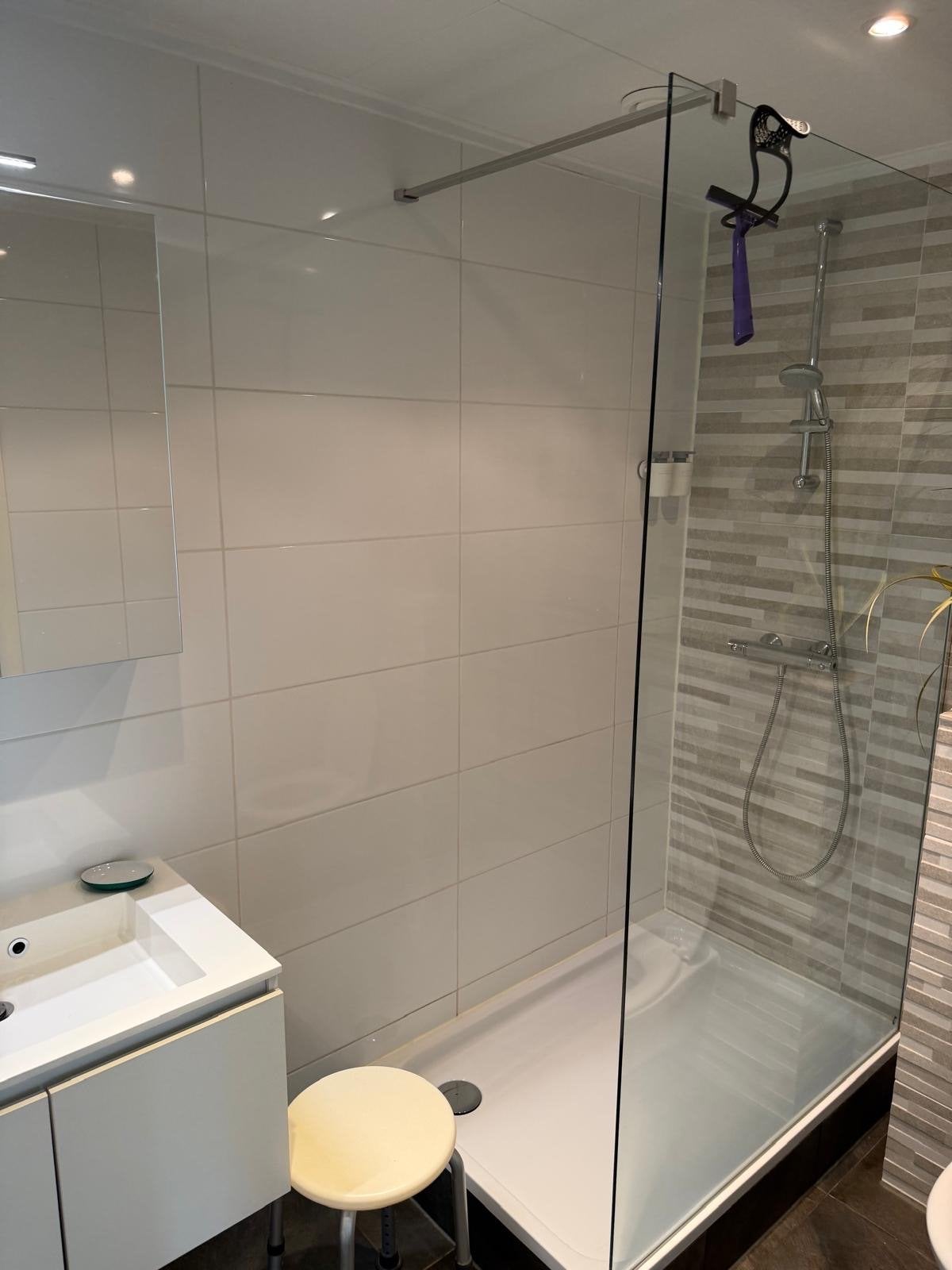 Moderne badkamer met douche, wastafel en toilet, Ophalen of Verzenden, Zo goed als nieuw, Met douche