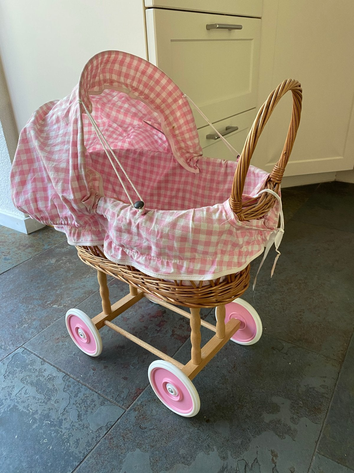 Mooie, stevige poppenwagen - stof vies, onderstel goed, Ophalen, Gebruikt, Babypop