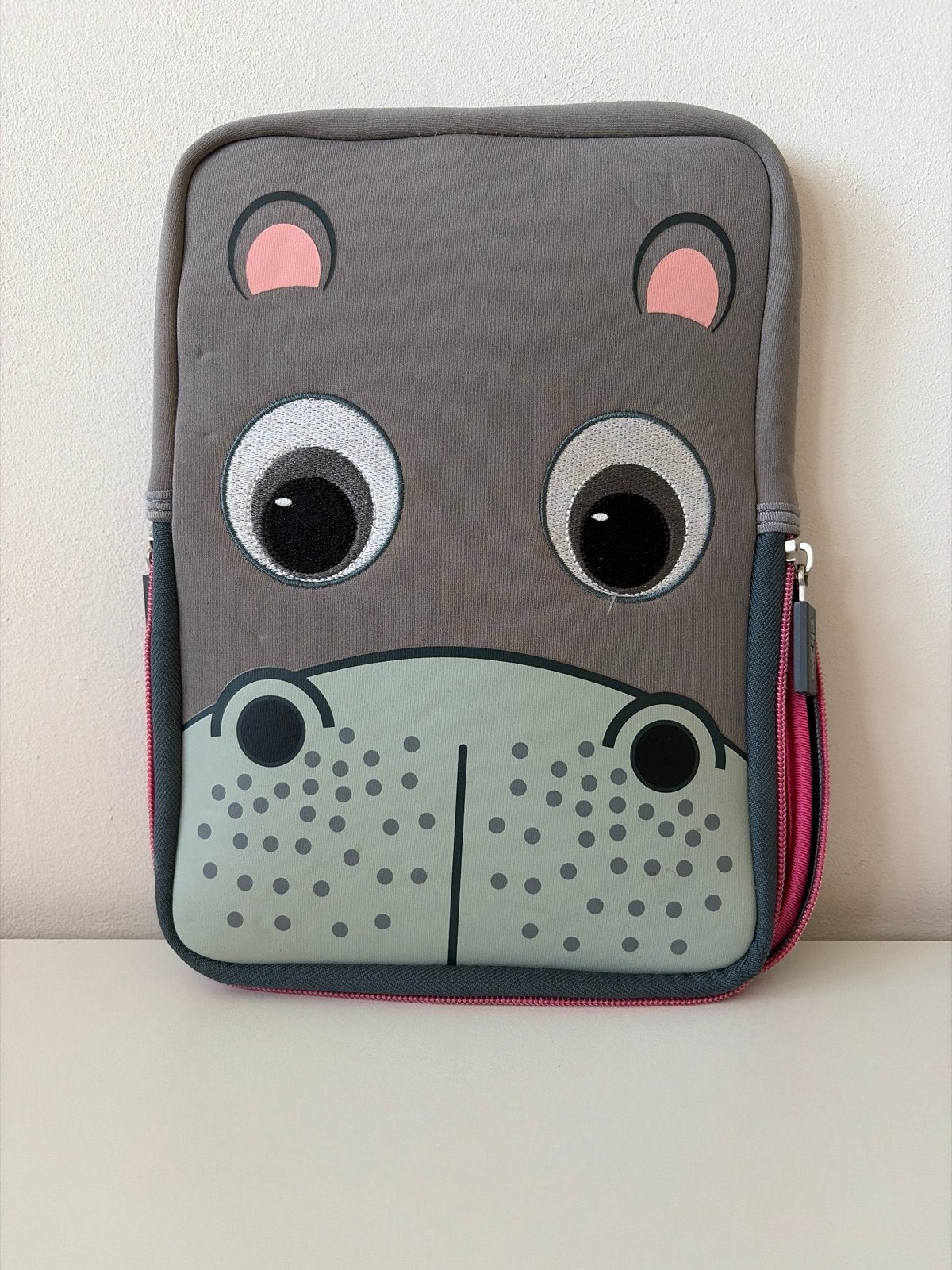 Leuke nijlpaard hoes voor tablet of kleine laptop, Gebruikt, Hoesje, Mobiel, Overige merken