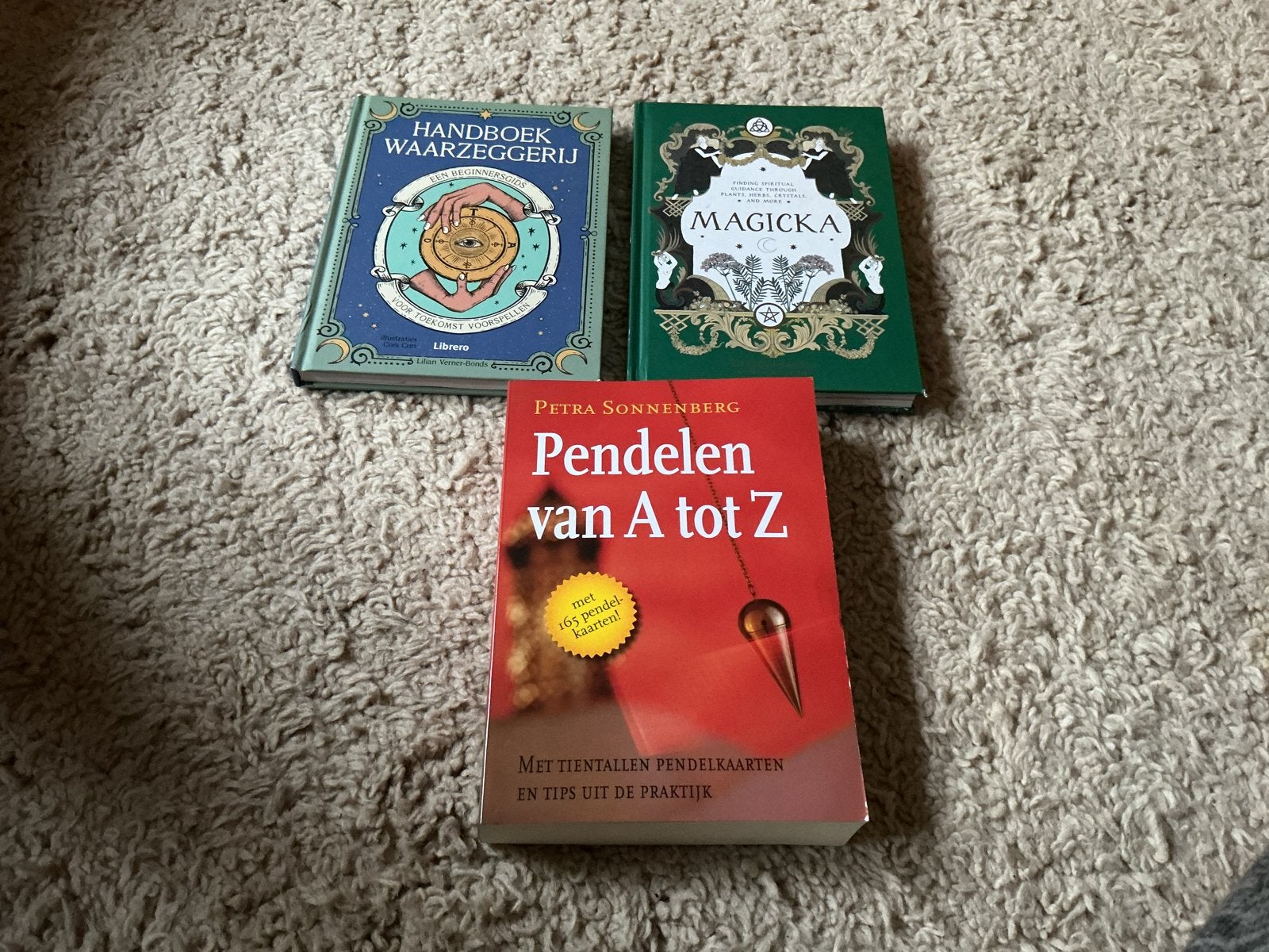 Set van 3 boeken: Waarzeggerij, Magicka, Pendelen giro 555, Boeken, Ophalen of Verzenden, Gelezen, Spiritualiteit algemeen, Achtergrond en Informatie