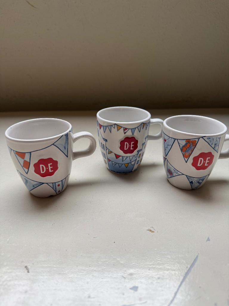 3 Douwe Egberts mokjes, Huis en Inrichting, Ophalen of Verzenden, Zo goed als nieuw, Overige stijlen, Kop(pen) en/of Schotel(s)