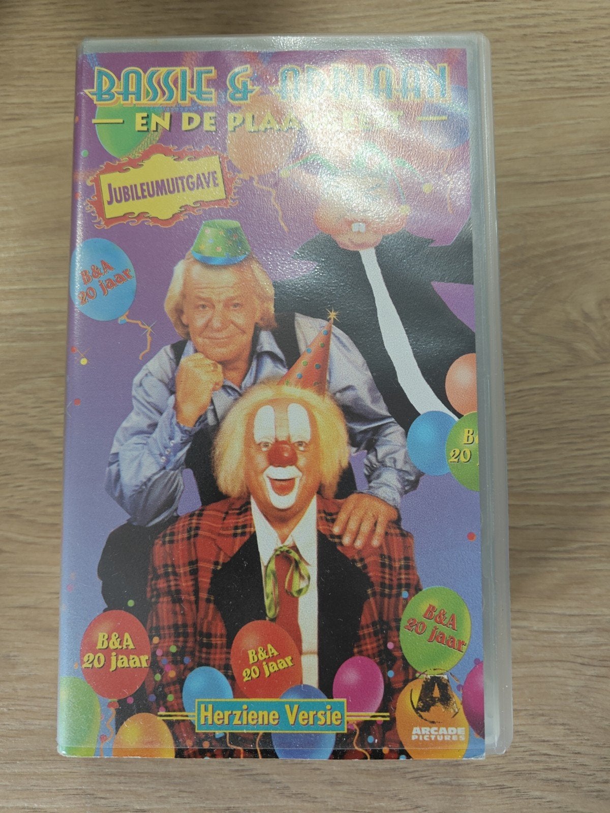 Bassie & Adriaan en de Plaaggeest - Jubileumuitgave VHS, Gebruikt, Alle leeftijden, Kinderfilm, VHS