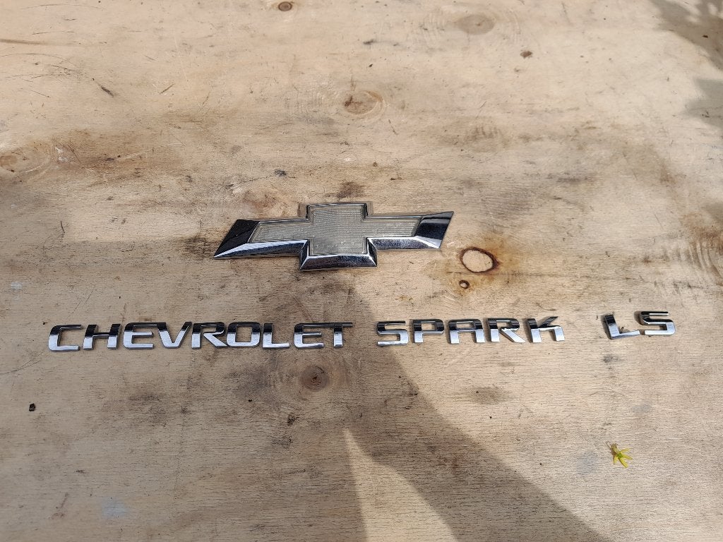 LOGO / EMBLEMEN SET - CHEVROLET SPARK - BOUWJ. 2010 t/m 2015, Verzenden