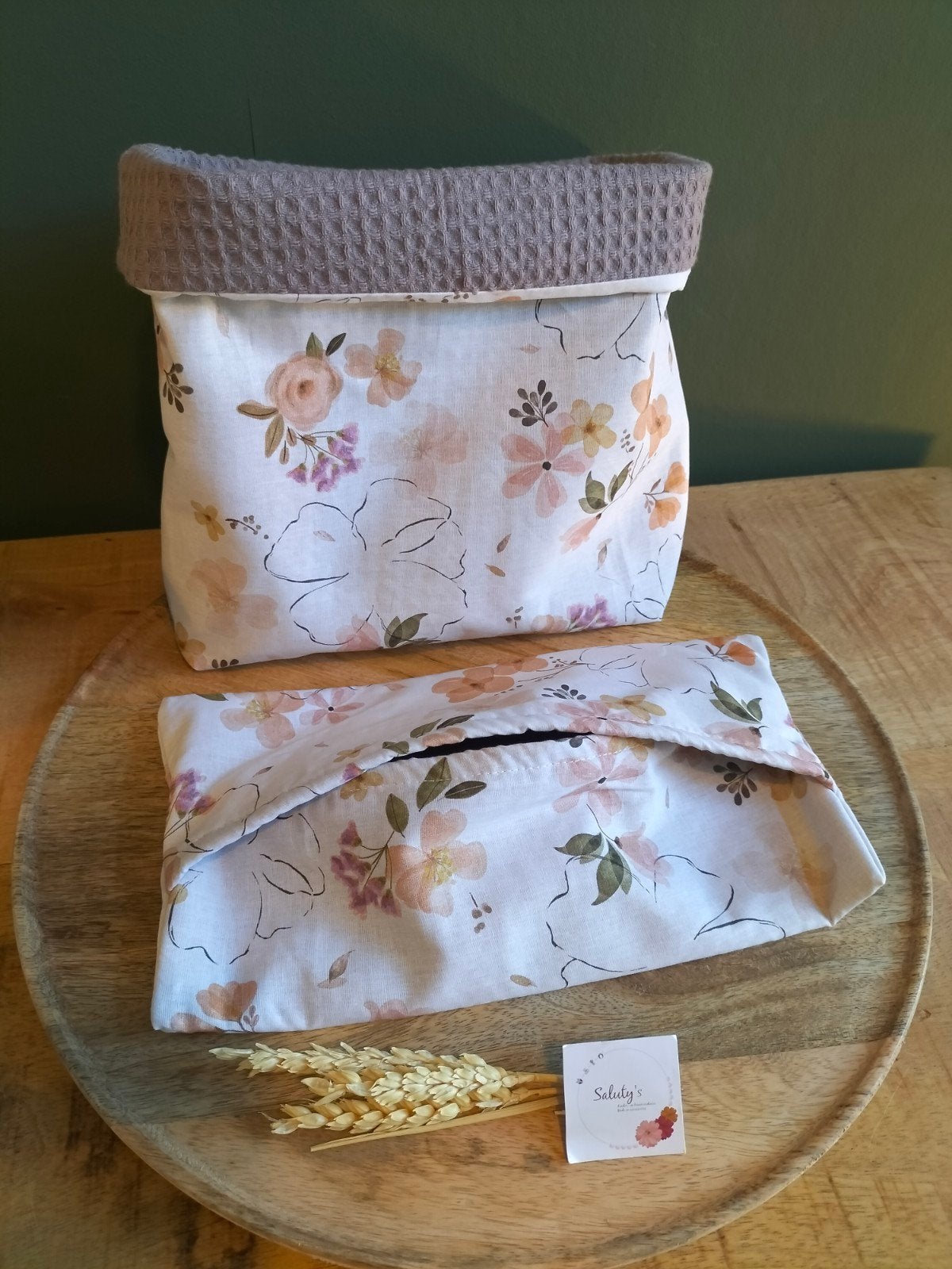 Nieuw handgemaakt • Luiermandje en doekjeshoes Bloem, Kraamcadeau, Nieuw, Ophalen of Verzenden, Saluty's kinder- en kraamcadeaus