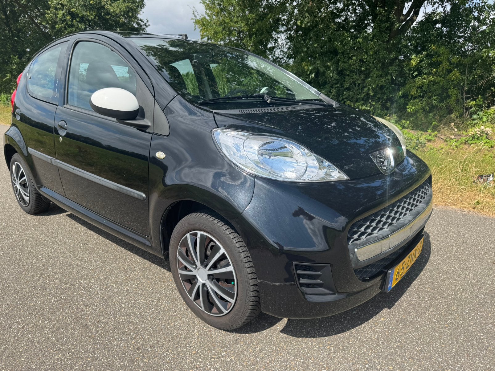 Peugeot 107 1.0 12V 5DR 2012 Zwart AIrco, Auto's, Voorwielaandrijving, Euro 5, Stof, Zwart