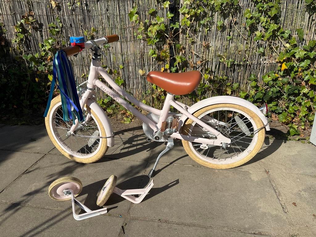 Banwood kinderfiets lichtroze met zijwieltjes, Fietsen en Brommers, Ophalen of Verzenden, Gebruikt, Minder dan 16 inch, Zijwieltjes