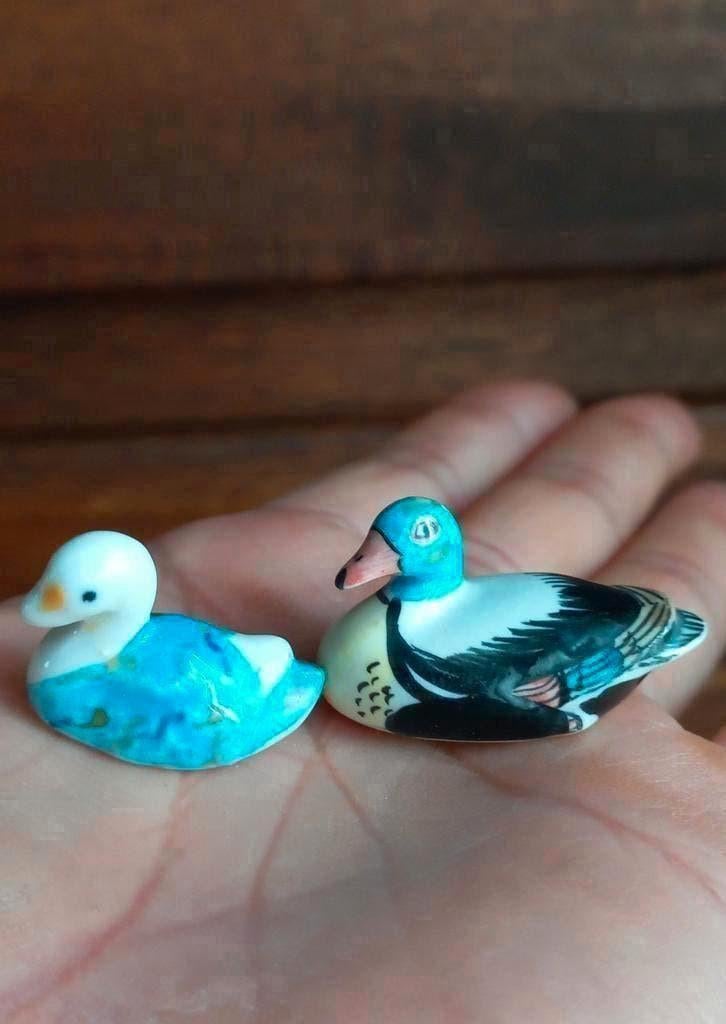 Set van 2 miniatuur vintage keramische beeldjes eend, Verzamelen, Beelden en Beeldjes, Ophalen of Verzenden, Zo goed als nieuw