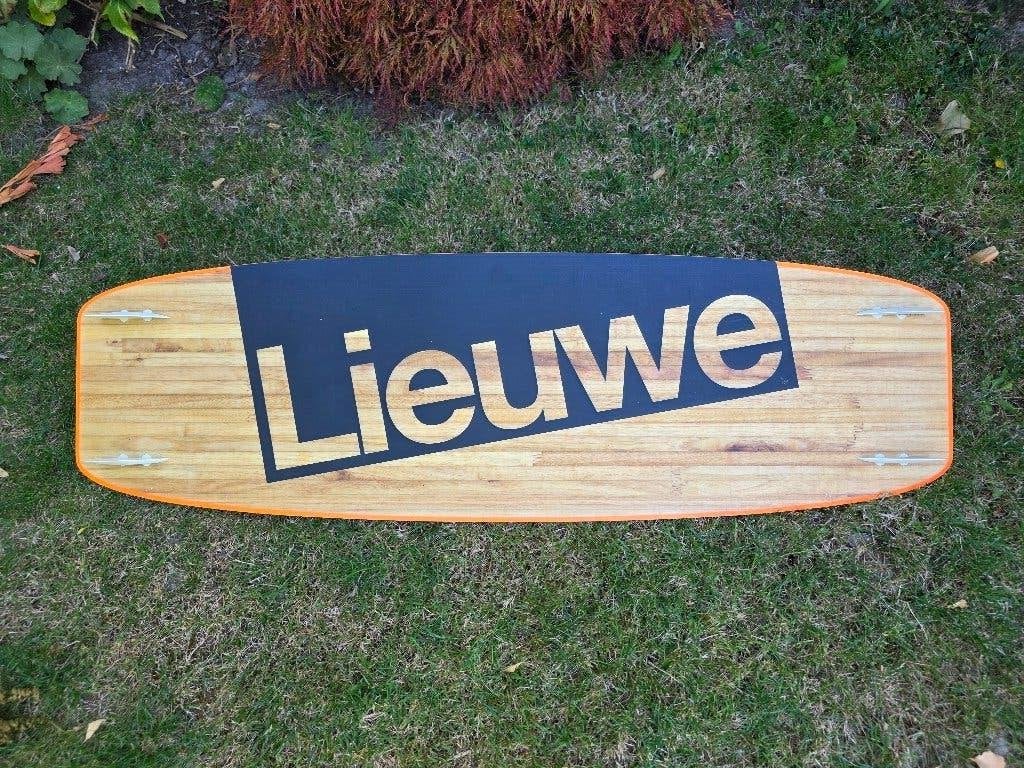 Lieuwe Awesome Kitesurfboard, Watersport en Boten, Kitesurfen, Twintip, Ophalen, Zo goed als nieuw, Kiteboard