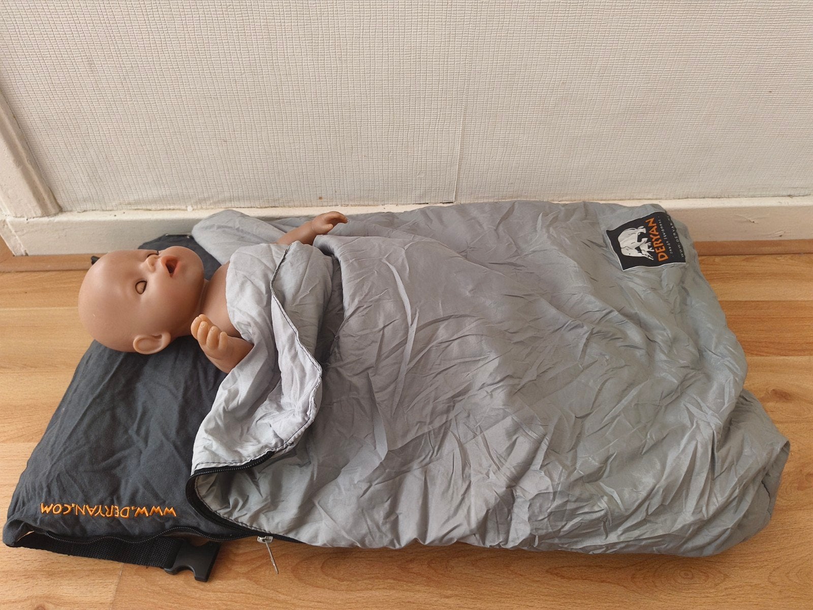 Deryan AirTraveller vliegtuidbedje - reiskussen met matras, Ophalen of Verzenden, Zo goed als nieuw, Meerkleurig, Deryan