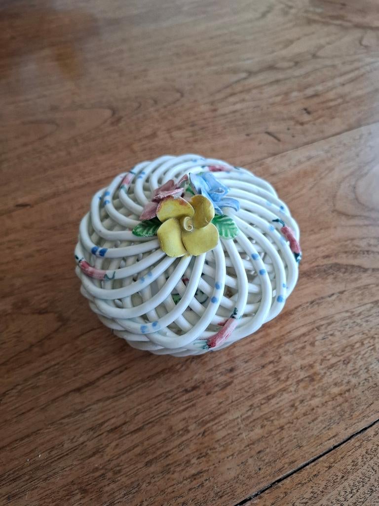 Gevlochten aardewerk potje met bloemetjes, Antiek en Kunst, Ophalen of Verzenden
