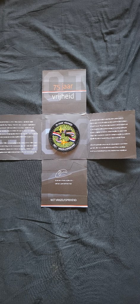75 Jaar Vrijheid patch RNLAF met mapje, Verzamelen, Ophalen of Verzenden, Luchtmacht, Nederland, Embleem of Badge
