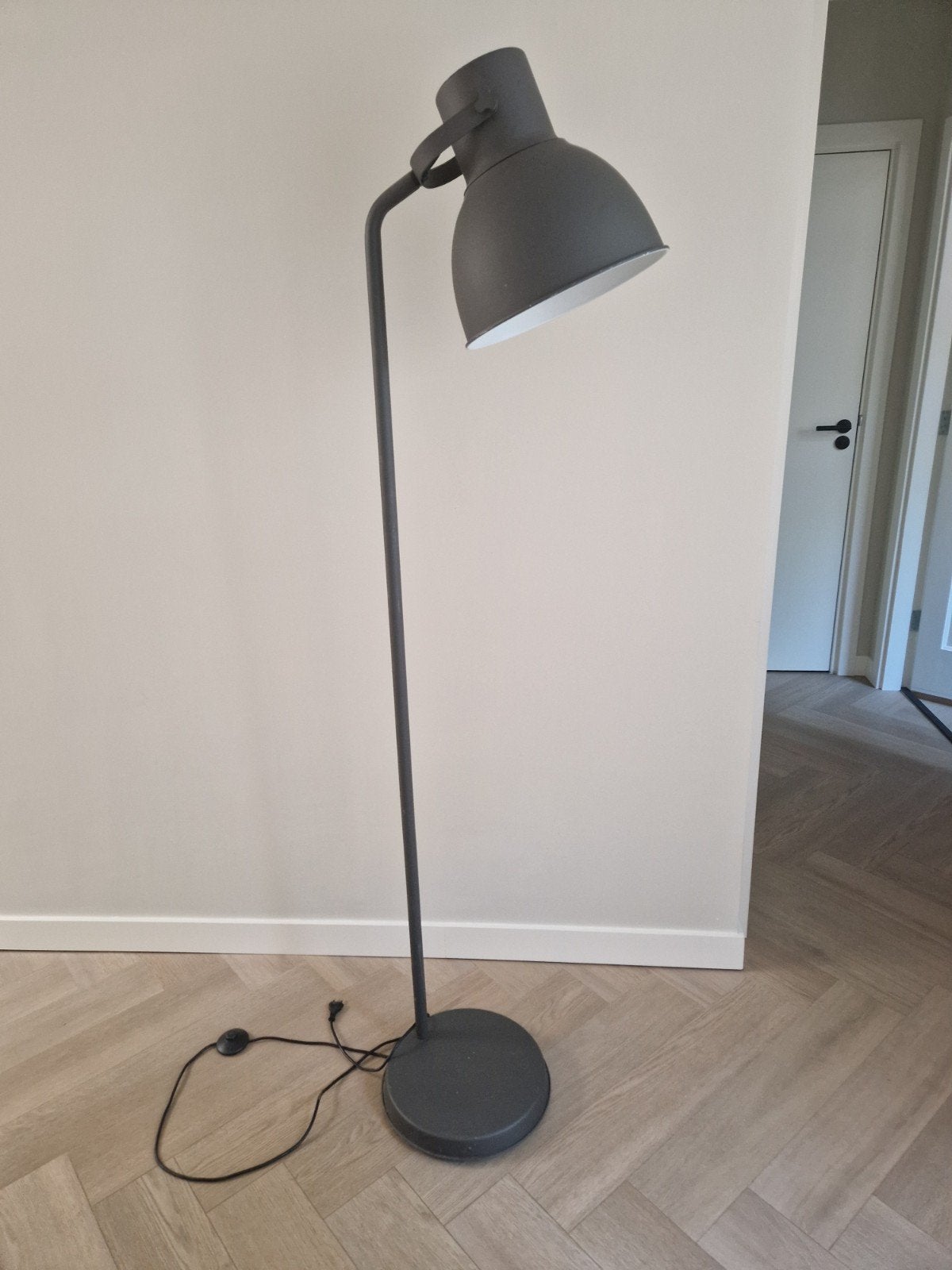 Moderne donkergrijze vloerlamp met verstelbare kap, Huis en Inrichting, Ophalen of Verzenden