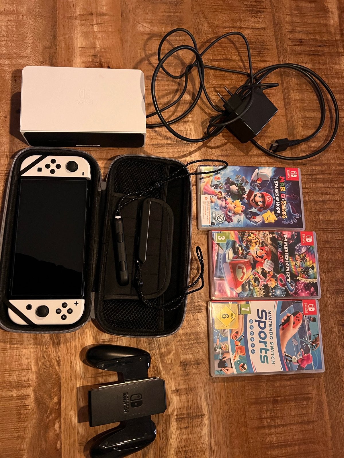 Nintendo Switch OLED met 3 games en hoesje