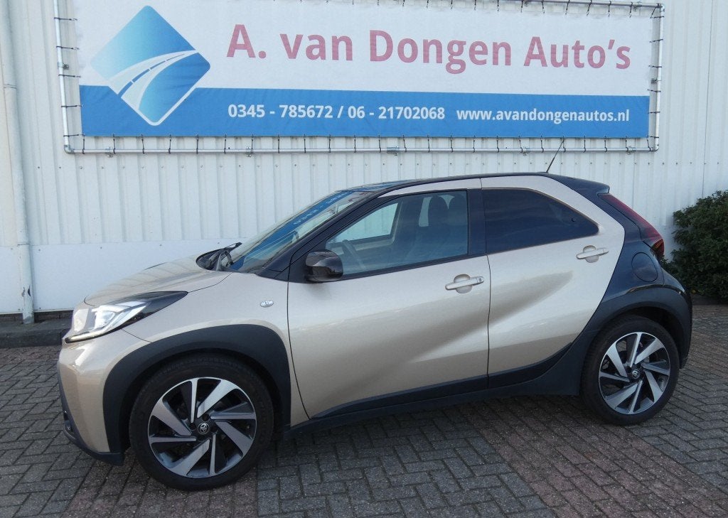 Toyota AYGO X 1.0 VVT-I MT ENVY,Navi,Camera,JBL,Clima,APPLE,, Voorwielaandrijving, Verwarmde buitenspiegels, Gebruikt, Bruin