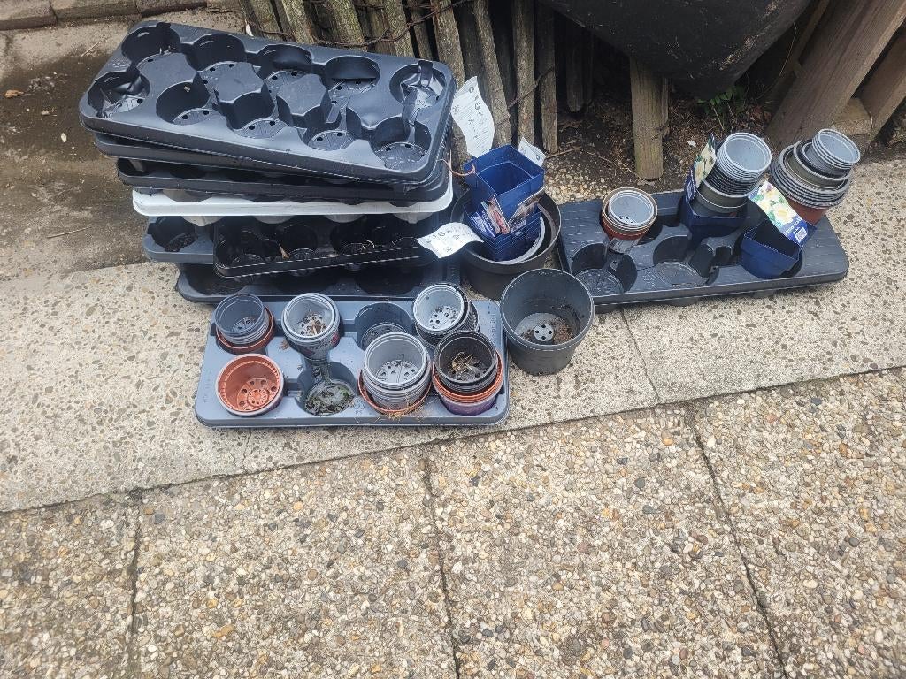 Gratis plantenpotjes, Ophalen, Kunststof, Rond, Zo goed als nieuw