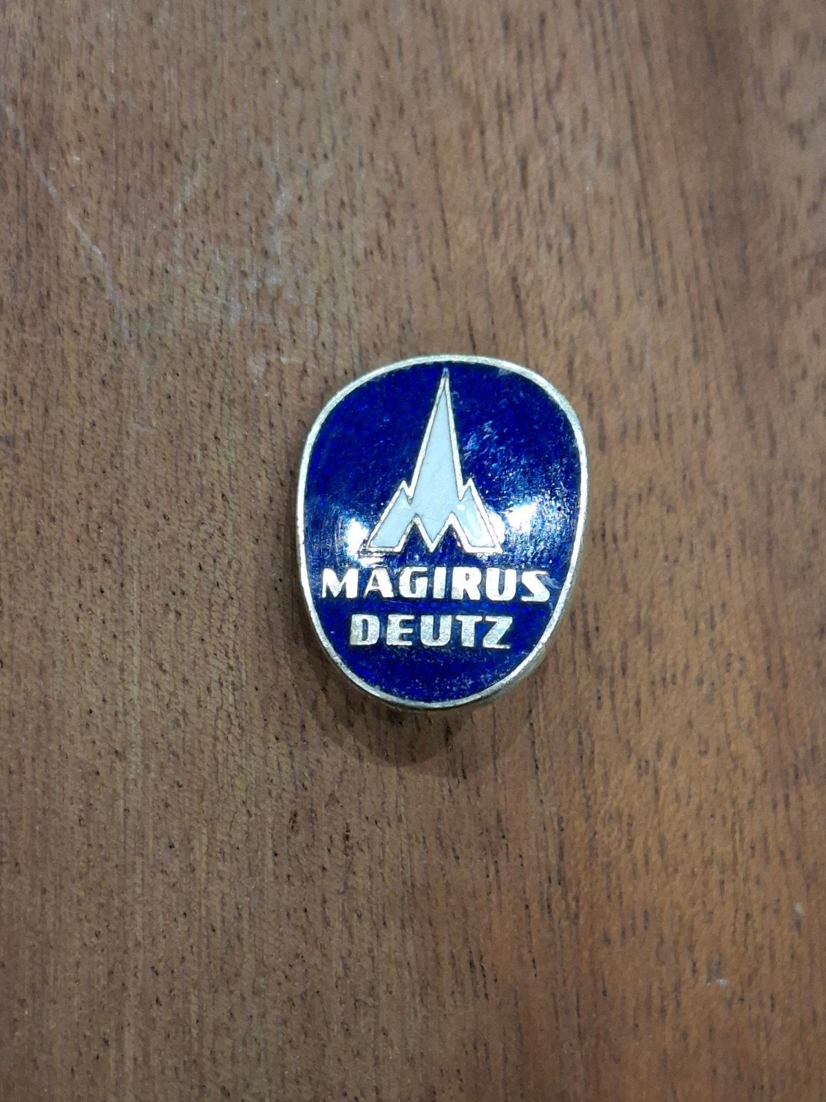 Geëmailleerd speldje Magirus Deutz, Ophalen of Verzenden, Zo goed als nieuw, Transport, Speldje of Pin