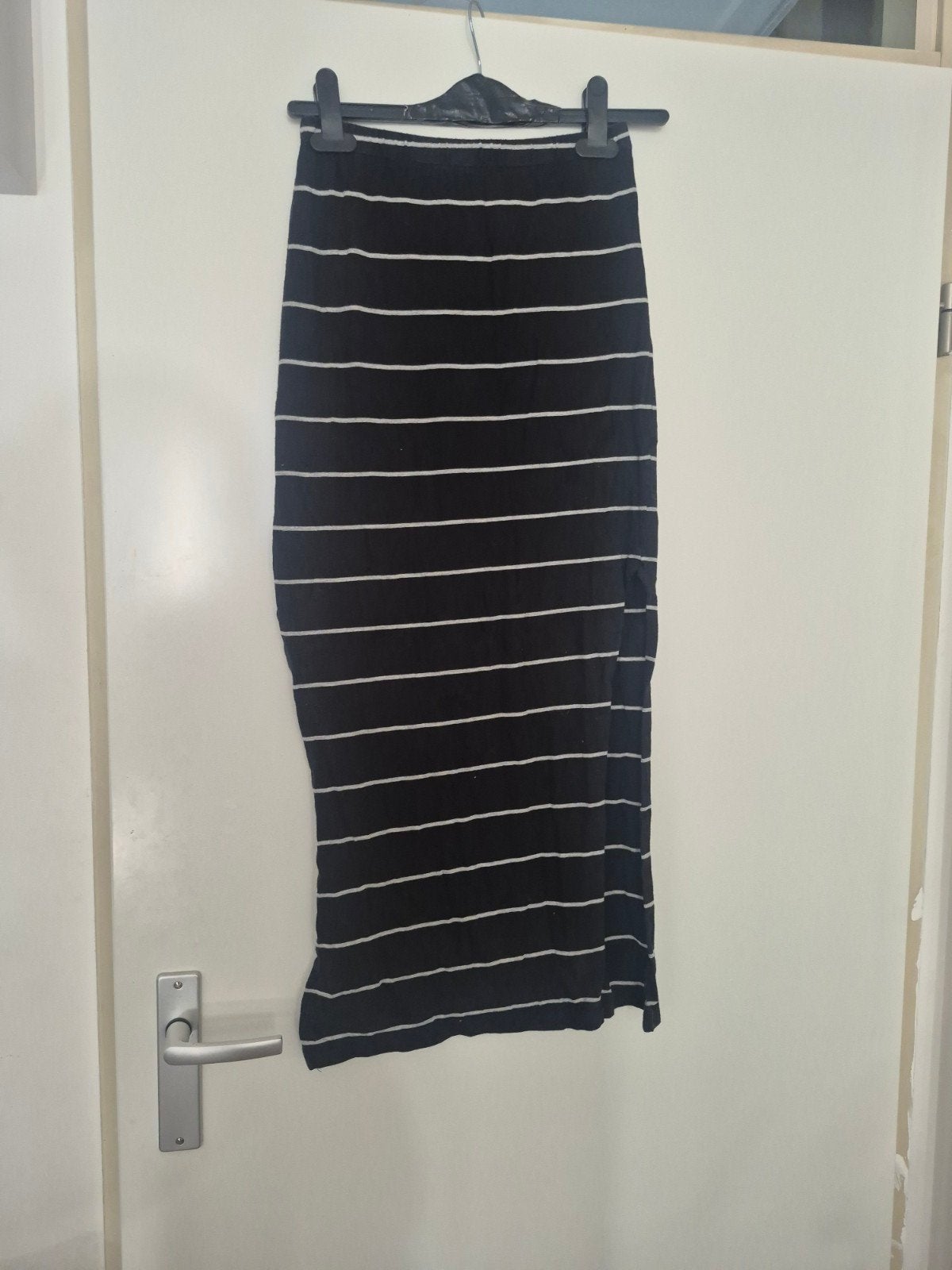 ONLY gestreepte maxi rok met split - Maat XS, Kleding | Dames, Rokken, Zwart, Ophalen of Verzenden, ONLY, Maat 34 (XS) of kleiner